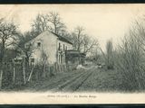 photographie en noir et blanc d'une vieille ferme à la campagne