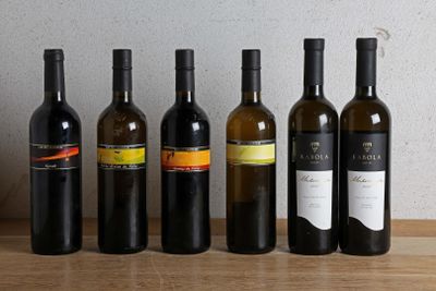 plusieurs bouteilles de vin sont alignées sur une table en bois