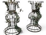 une paire de jardinières en métal ornées de vignes et de feuilles