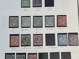 une image d'une collection de timbres sur une table
