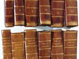 plusieurs livres sont alignés sur une étagère