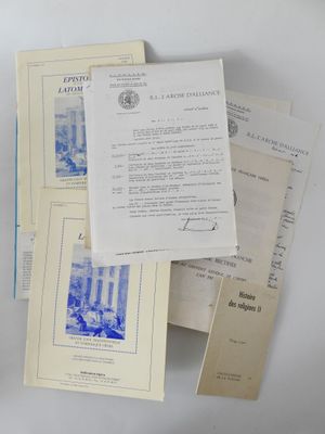 un grand nombre de documents posés sur une table