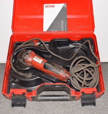 une boîte à outils rouge avec des outils sur le sol