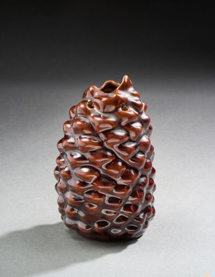 une image représentant une pomme de pin posée sur une table
