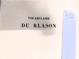 un gros plan d'un livre sur lequel est collée une étiquette