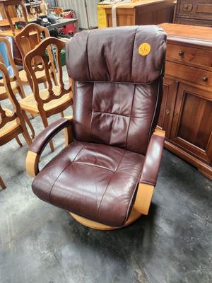 un fauteuil inclinable en cuir marron avec un piètement en bois et des accoudoirs