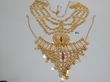 Ensemble collier et boucles d'oreilles plaqués or, ornés de pierres rouges