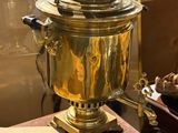 une cafetière en or posée sur une table en bois