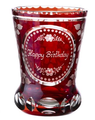un verre en verre rouge sur lequel est inscrit « Joyeux anniversaire »