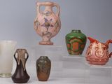 de nombreux vases posés sur une étagère transparente