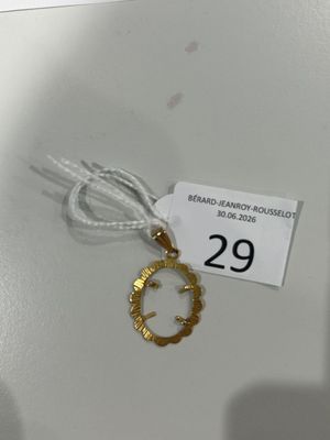 un collier en or portant un numéro, posé sur une table