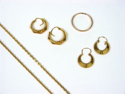 beaucoup de bijoux en or sur une surface blanche