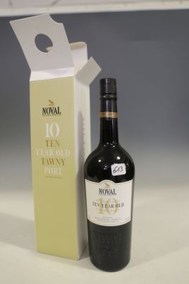 une bouteille de vin à côté d'un carton de vin