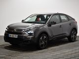 Le nouveau SUV Toyota C-HR est garé dans un showroom