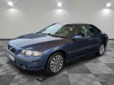 la photo d'une voiture bleue garée dans un garage