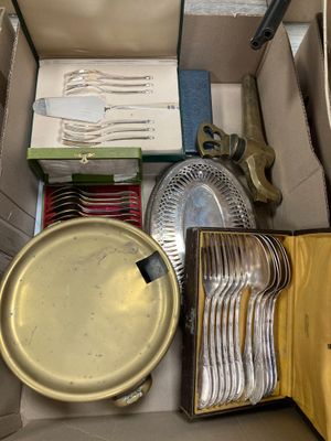 une boîte remplie d'argenterie et contenant de l'argenterie
