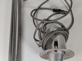 a light that is attached to a pole on the wall