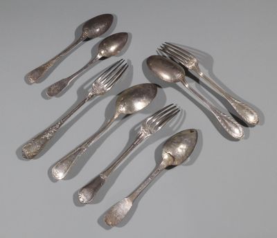 six cuillères en argent et six cuillères en argent sur une table