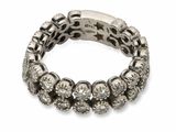 gros plan d'une bague en diamant sur fond blanc