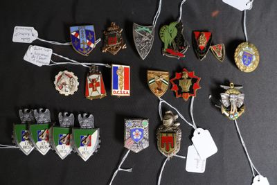 un grand nombre de badges sur une table noire