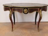 une petite table ornée d'un motif noir et or