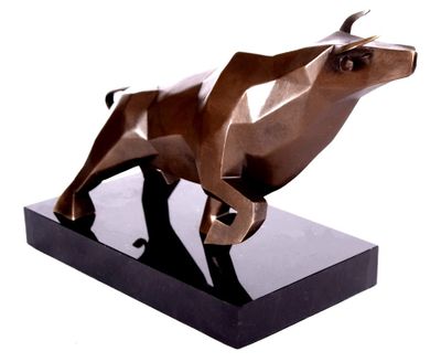 statue d'un taureau sur un socle noir