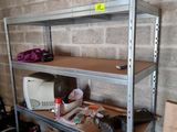 une étagère sur laquelle sont posés un micro-ondes et un four à micro-ondes