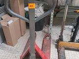 un chariot élévateur au milieu du sol d'un garage