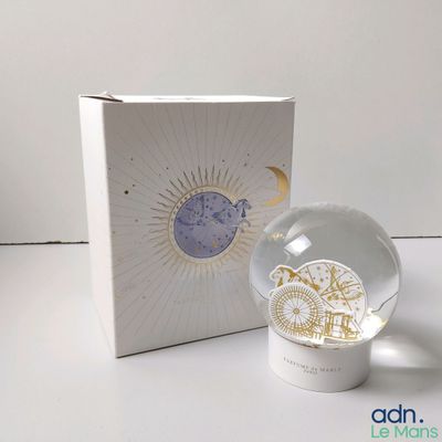 une boîte contenant une boule de verre et une boîte contenant une boule de verre