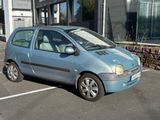 une petite voiture bleue garée dans un parking