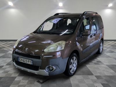 une photo d'une petite camionnette marron garée dans une pièce