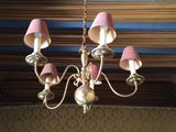 un lustre avec des lampes roses suspendues au plafond