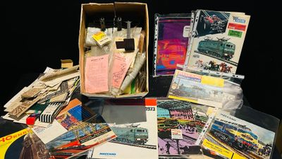 une boîte remplie de cartes postales et d'autres cartes postales posées sur une table