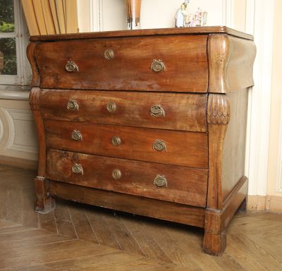 une commode en bois sur laquelle est posé un vase