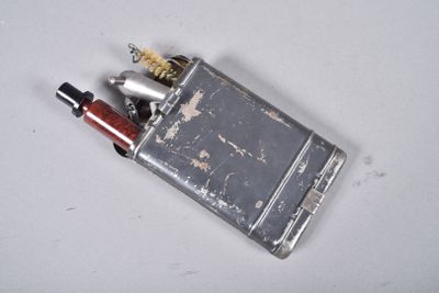 un briquet posé sur une table