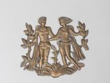une plaque métallique sur laquelle figurent un homme et une femme