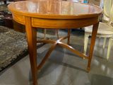 une table en bois avec un plateau en verre au milieu d'une pièce