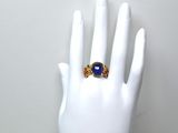 une image représentant la main d'une femme portant une bague