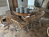 une table sur laquelle sont posées de nombreuses assiettes, dans la cuisine