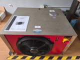 un boîtier métallique surmonté d'un ventilateur