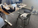 un bureau avec une chaise et un ordinateur portable dessus