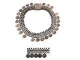 gros plan d'un collier et d'un bracelet sur une surface blanche