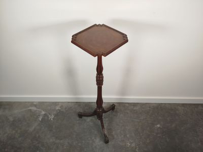 Sellette tripode en acajou et placage d'acajou, plateau losa…