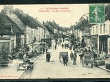 une vieille photo montrant des gens marchant dans une rue d'une ville