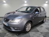 la voiture grise est garée sur un sol en damier dans le garage