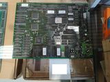 une photo d'une carte mère d'ordinateur posée sur une boîte en carton
