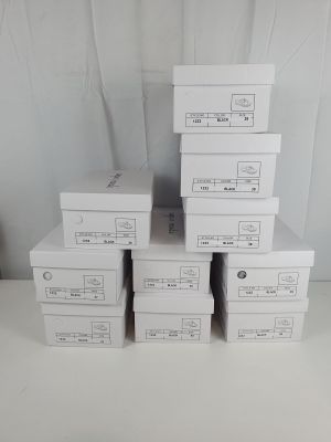 plusieurs boîtes blanches empilées les unes sur les autres sur une table