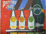 trois bouteilles de bière exposées sur un mur