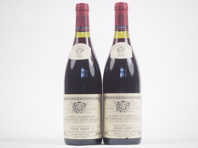 deux bouteilles de vin rouge posées l'une à côté de l'autre sur une surface blanche