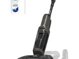 un gros plan sur un aspirateur et un flacon de produit nettoyant